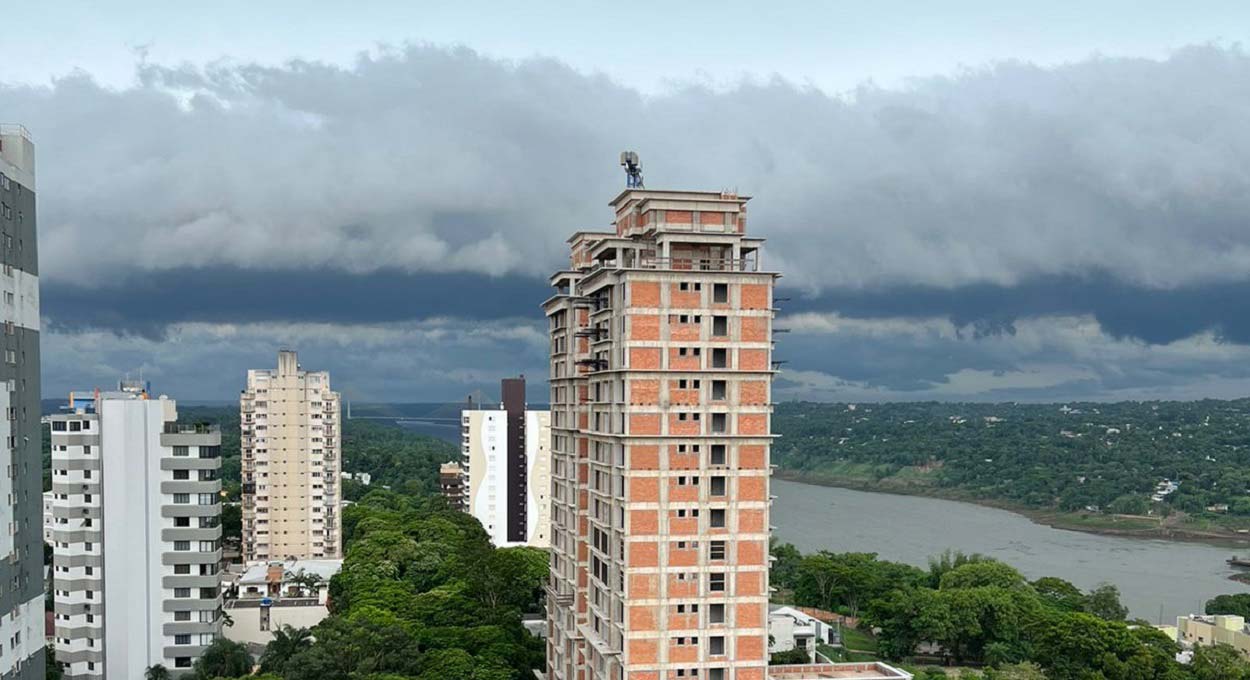 Vídeo mostra “cascata de nuvens” em Foz do Iguaçu