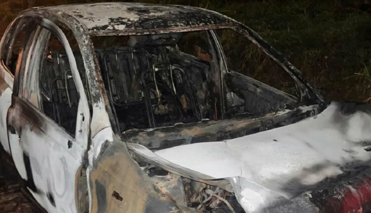 Carro no qual estava o casal ficou completamente destruído pelas chamas. Foto: Gentileza/Polícia de Misiones