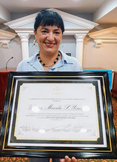 Homenagem entregue á professora pelos vereadores de Puerto Iguazú. Foto: Gentileza/HCD Iguazú