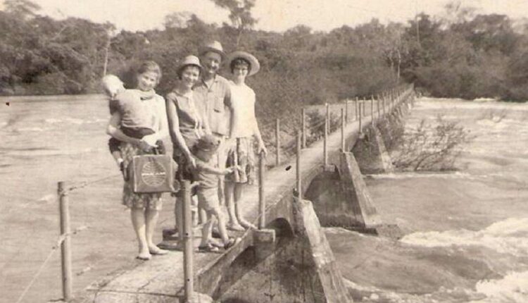 Família na antiga passarela argentina das Cataratas do Iguaçu, em foto datada de 1939.