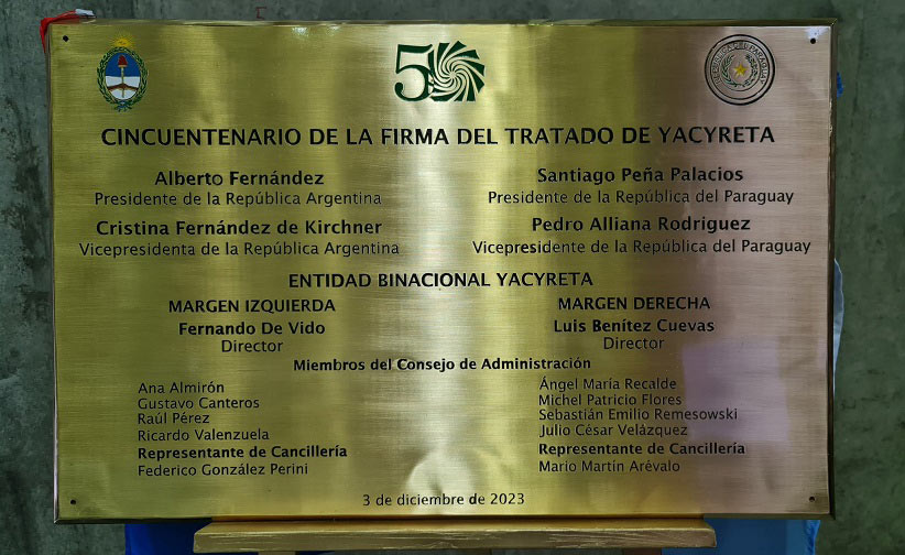 Placa comemorativa aos 50 anos da assinatura do Tratado de Yacyretá. Foto: Gentileza/Yacyretá