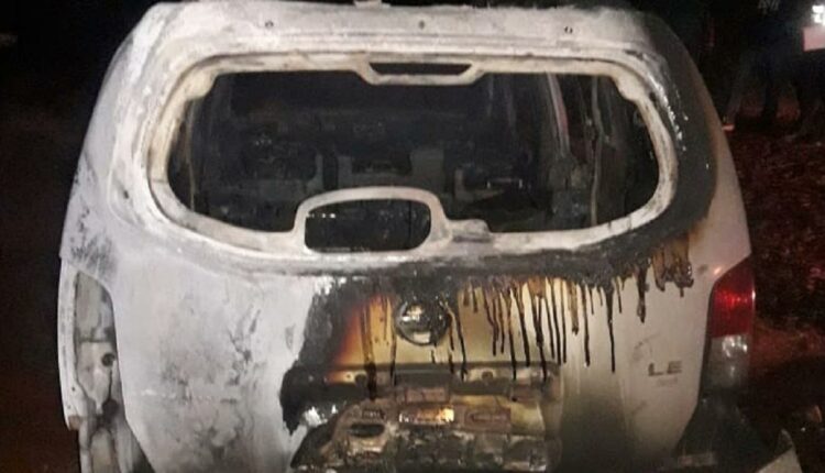 Sequestradores incendiaram o veículo usado para chegar á casa da vítima. Foto: Gentileza/Polícia Nacional do Paraguai