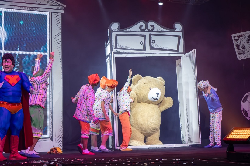 Reencontro com o ursinho Teddy foi um dos momentos de maior emoção do espetáculo. Foto: Marcos Labanca