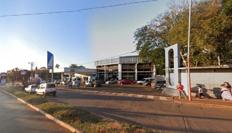 Posto com bandeira YPF na Avenida Victoria Aguirre, área central de Puerto Iguazú. Imagem: Google Street View (Arquivo)