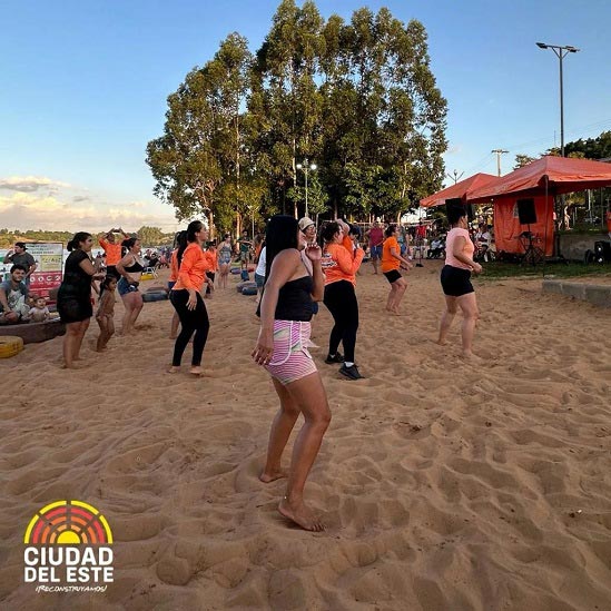 Faixa de areia é utilizada para a prática de atividades físicas. Foto: Gentileza/Prefeitura de Ciudad del Este