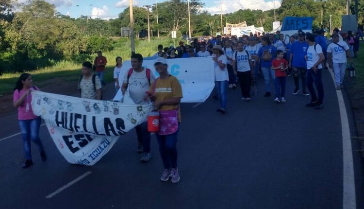 Manifestantes seguiram da rotatória da Rodovia Nacional 12 à praça San Martín. Foto: Gentileza/Mas Iguazú