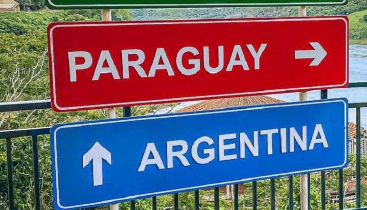 Placas indicando o Paraguai e a Argentina no Marco das 3 Fronteiras, em Foz do Iguaçu. Foto: Gentileza/Marco das 3 Fronteiras (Arquivo)