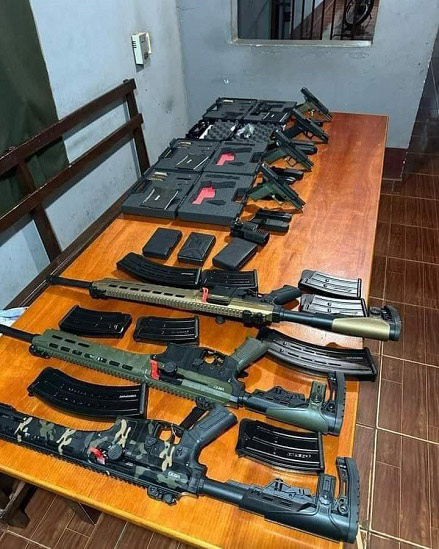 Armas apreendidas após abordagem de rotina em Yguazú. Foto: Gentileza/Polícia Nacional do Paraguai