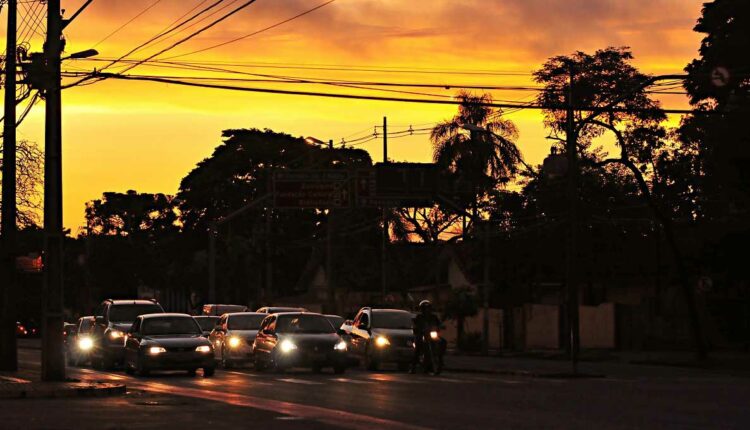 Fim de tarde na Avenida Jorge Schimmelpfeng, área central de Foz do Iguaçu. Foto: Marcos Labanca/H2FOZ