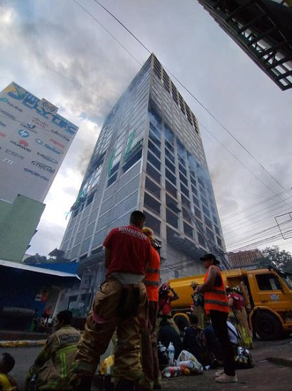 Trabalhos de resfriamento continuavam na manhã desta terça-feira (13). Foto: Gentileza/Corpo de Bombeiros Voluntários de Ciudad del Este