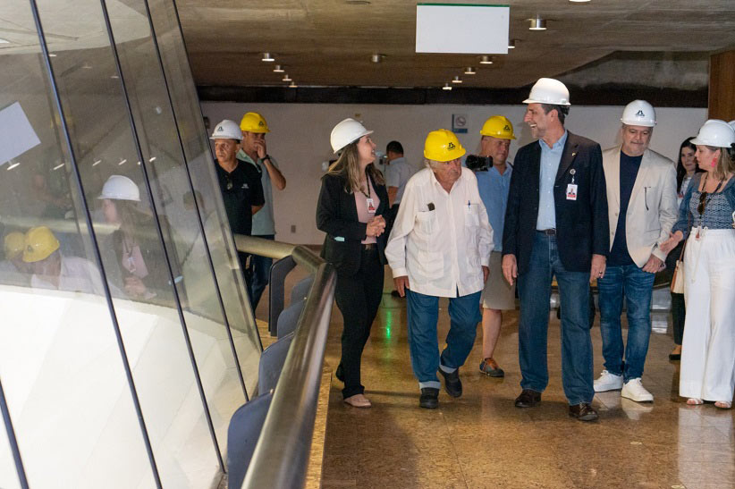Acompanhado pela comitiva, Mujica conheceu as instalações internas da hidrelétrica. Foto: Sara Cheida/Itaipu Binacional