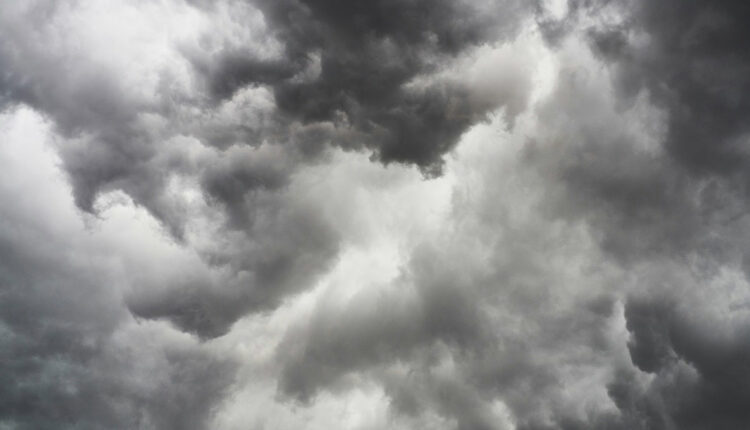 Tempo fechou por volta das 19h na Terra das Cataratas, com nuvens vindas da região do lago de Itaipu. Foto: freestockcenter/freepik (ilustrativa)