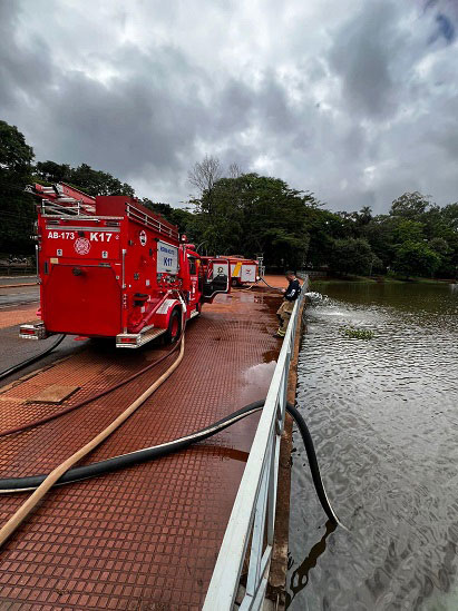 Mais de dois milhões de litros de água já foram usados no combate às chamas. Foto: Gentileza/Corpo de Bombeiros Voluntários de Ciudad del Este