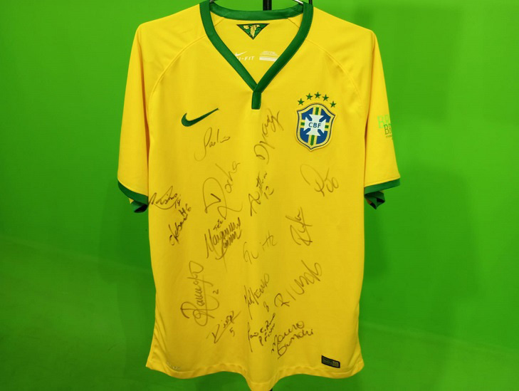 Camisa da seleção brasileira, autografada pelos atletas. Foto: Gentileza/Assessoria
