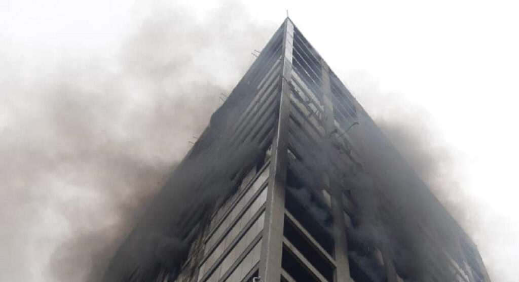 Apesar do susto, todos os trabalhadores foram resgatados e houve apenas danos materiais. Foto: Gentileza/Corpo de Bombeiros Voluntários de Ciudad del Este