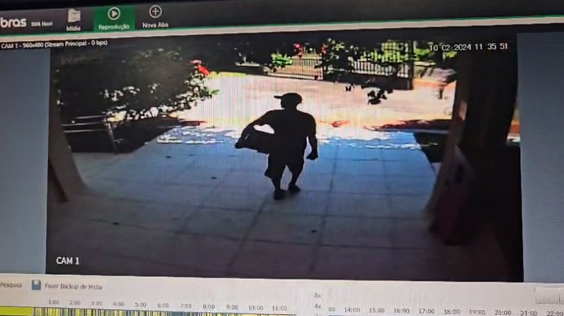 Câmeras do lado de fora registraram o ladrão indo embora com a caixa. Imagem: Reprodução/Câmeras de segurança