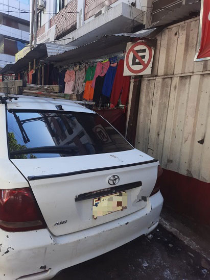 Sempre que possível, veículos são enquadrados com os sinais que indicam a proibição de estacionar. Foto: Gentileza/Prefeitura de Ciudad del Este