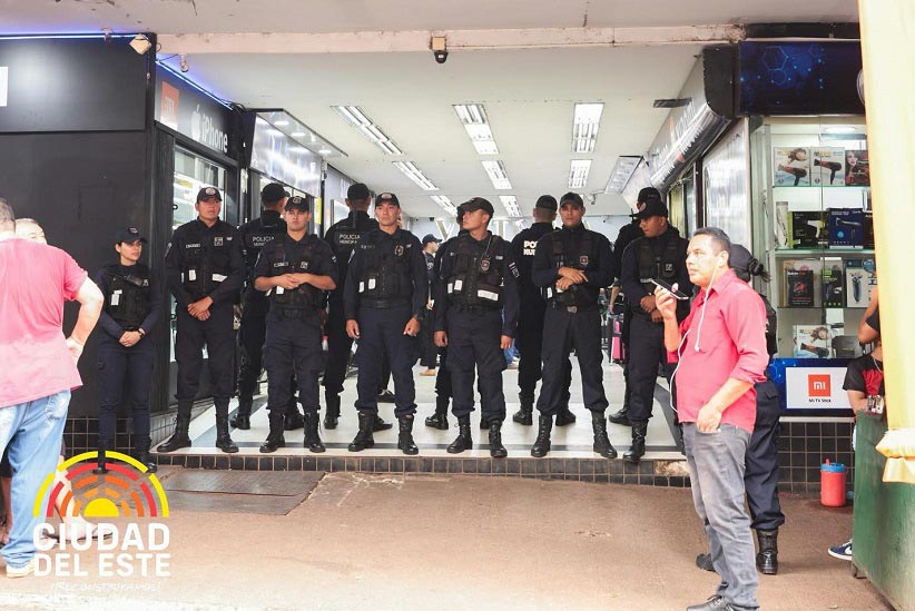 Policiais bloquearam a entrada da galeria durante o procedimento. Foto: Gentileza/Prefeitura de Ciudad del Este
