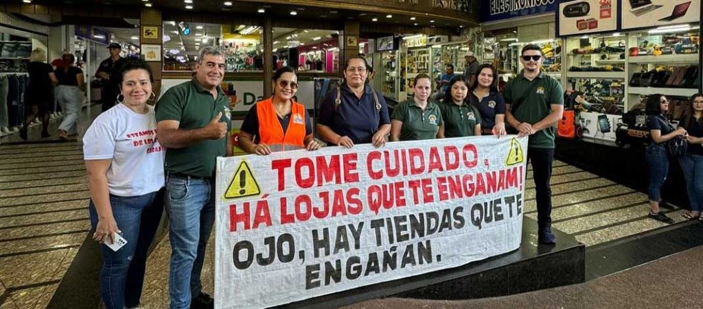 "Tome cuidado, há lojas que te enganam", alerta o aviso bilíngue. Foto: Gentileza/Prefeitura de Ciudad del Este