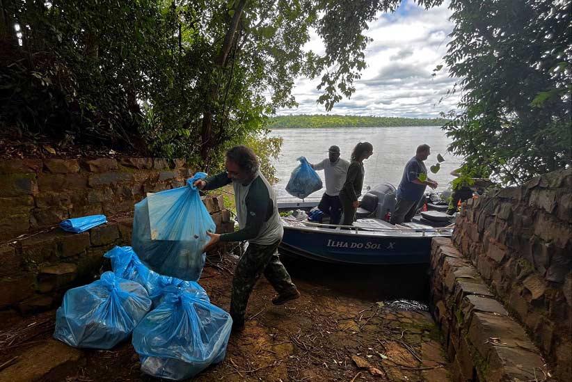 Material coletado foi trazido de barco até o ponto de descarte. Foto: Gentileza/Parque Nacional do Iguaçu