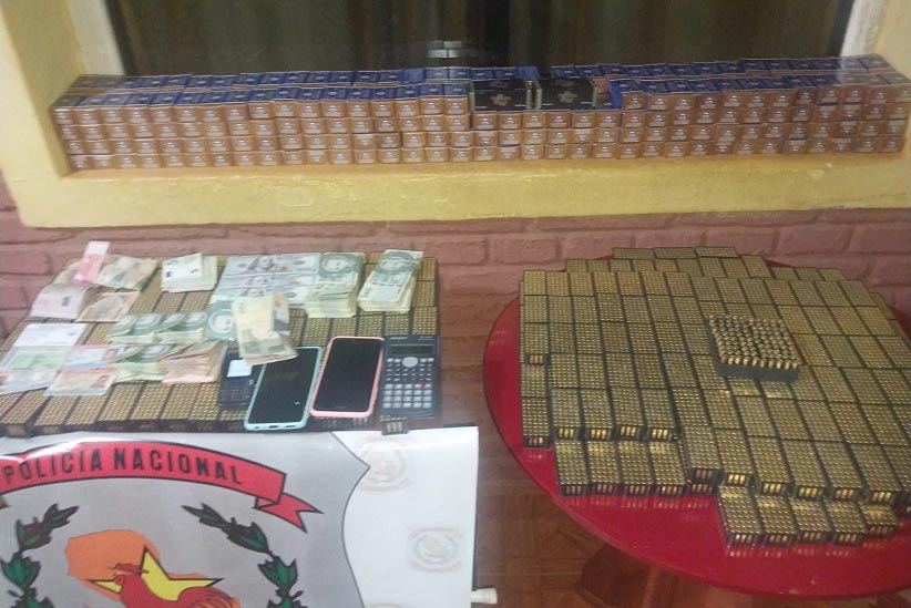 Policiais também apreenderam celulares, uma calculadora, agenda e quantias em dinheiro. Foto: Gentileza/Polícia Nacional do Paraguai