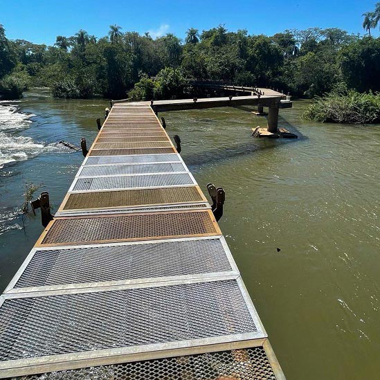 Trecho ainda em reconstrução da passarela, ainda sem as grades de proteção. Foto: Gentileza/Iguazú Argentina