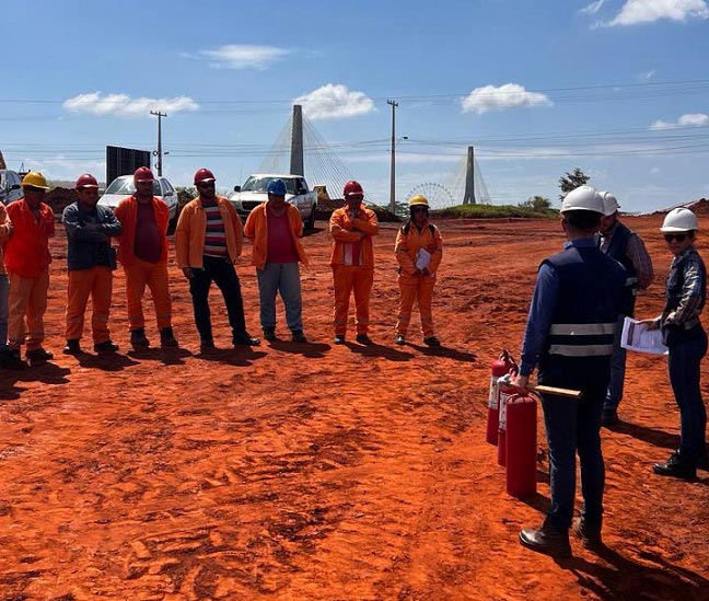 Equipes do MOPC acompanham o andamento dos trabalhos na cabeceira paraguaia. Foto: Gentileza/Ministério de Obras Públicas e Comunicações do Paraguai