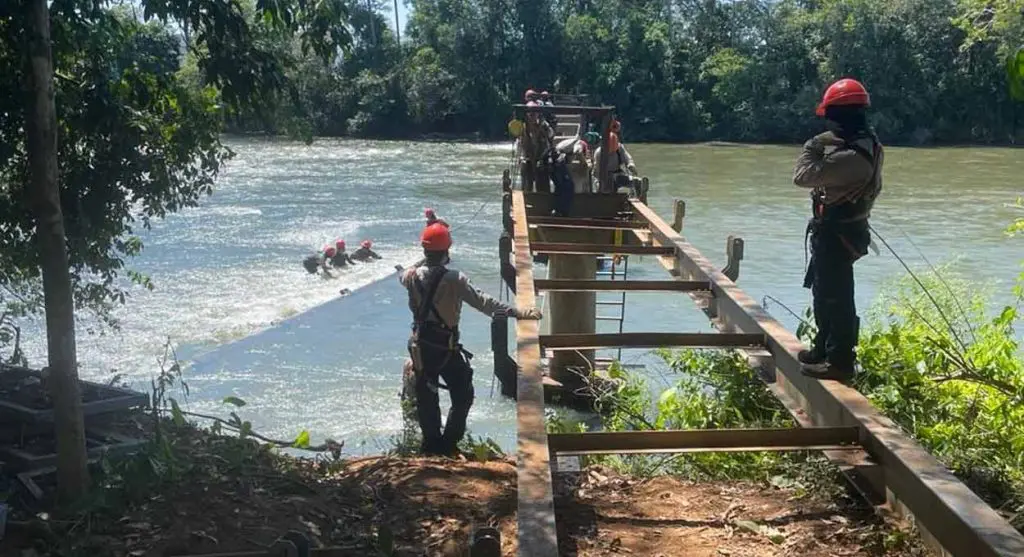 Enxurrada de outubro, que teve vazão 16 vezes acima da média, arrastou trechos da passarela. Foto: Gentileza/Iguazú Argentina