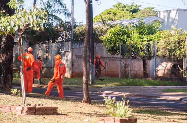 Prestadores de serviço da prefeitura foram flagrados realizando roçada em áreas particulares 